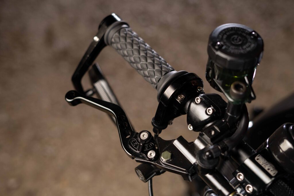 Protaper clip-on handlebars on café racer