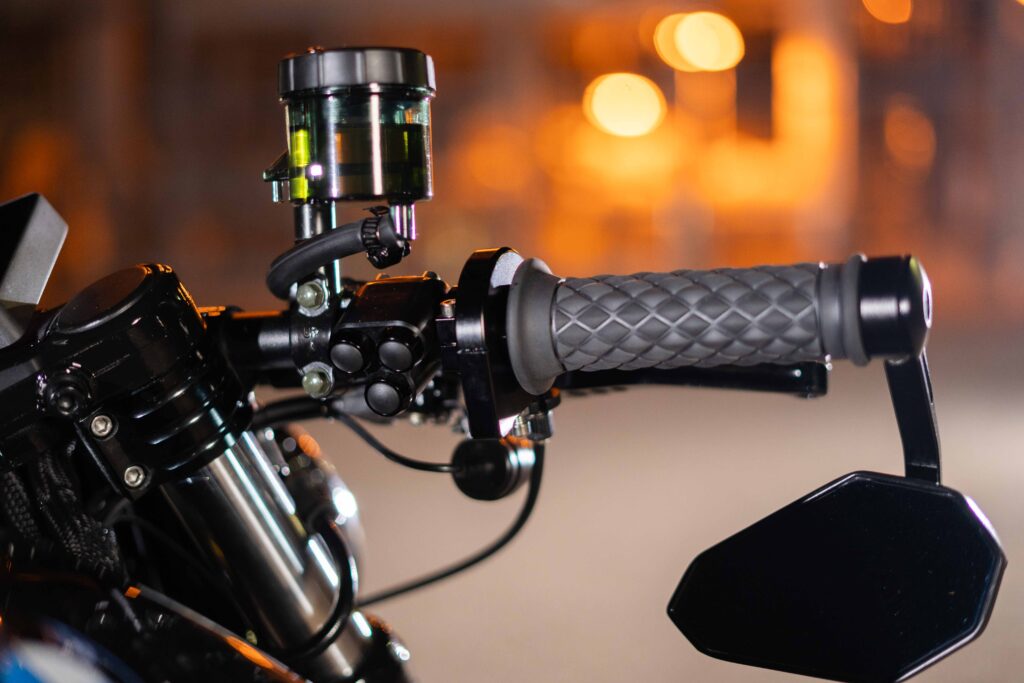 Protaper clip-on handlebars on café racer