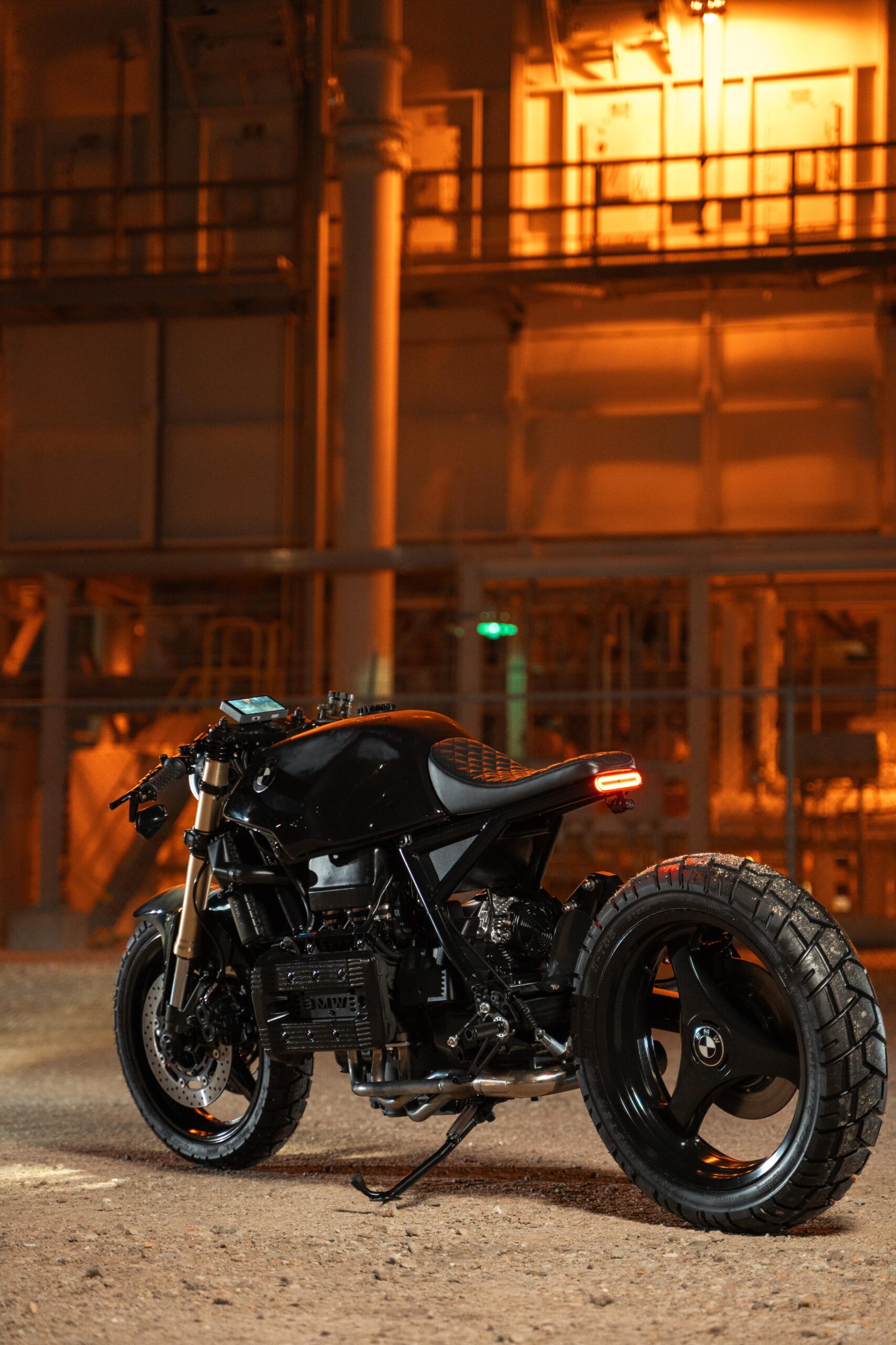 Jet black BMW K75 café racer