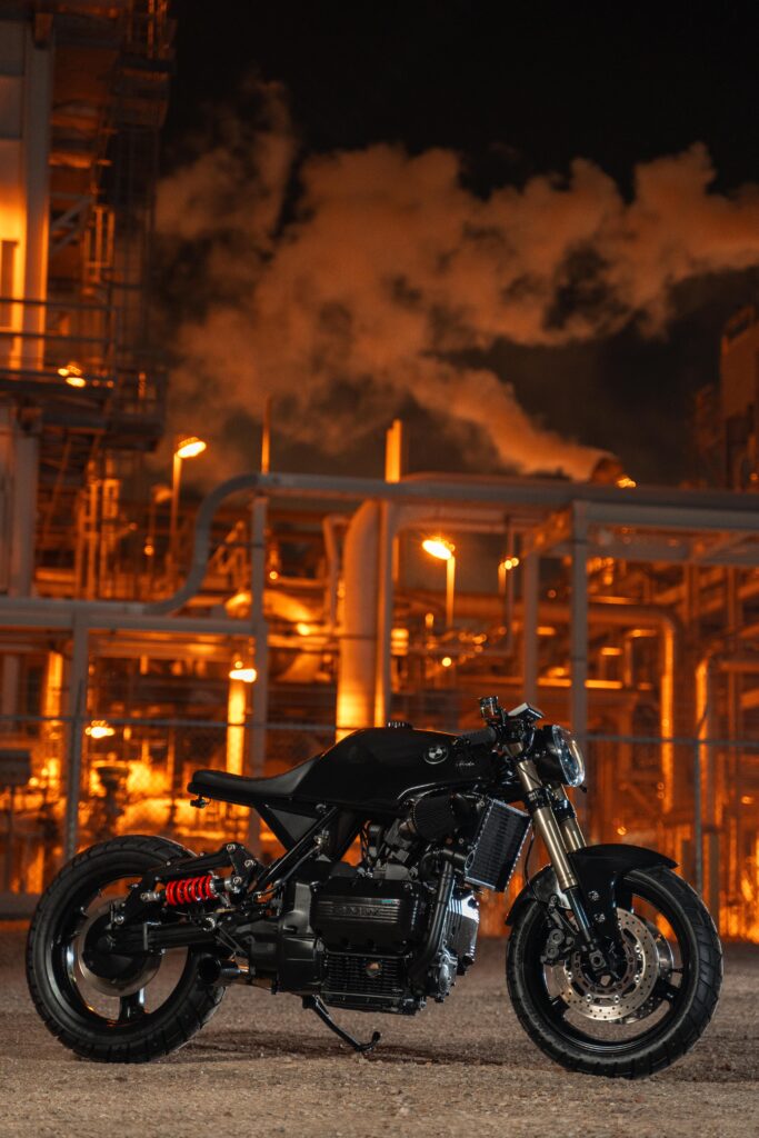 Jet black BMW K75 café racer