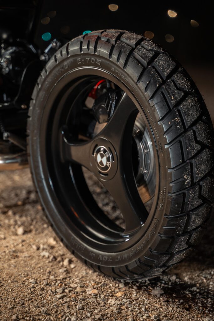 Full custom blackout BMW café racer